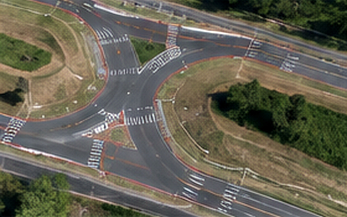 Interseção viária pavimentada com acessos e áreas de circulação