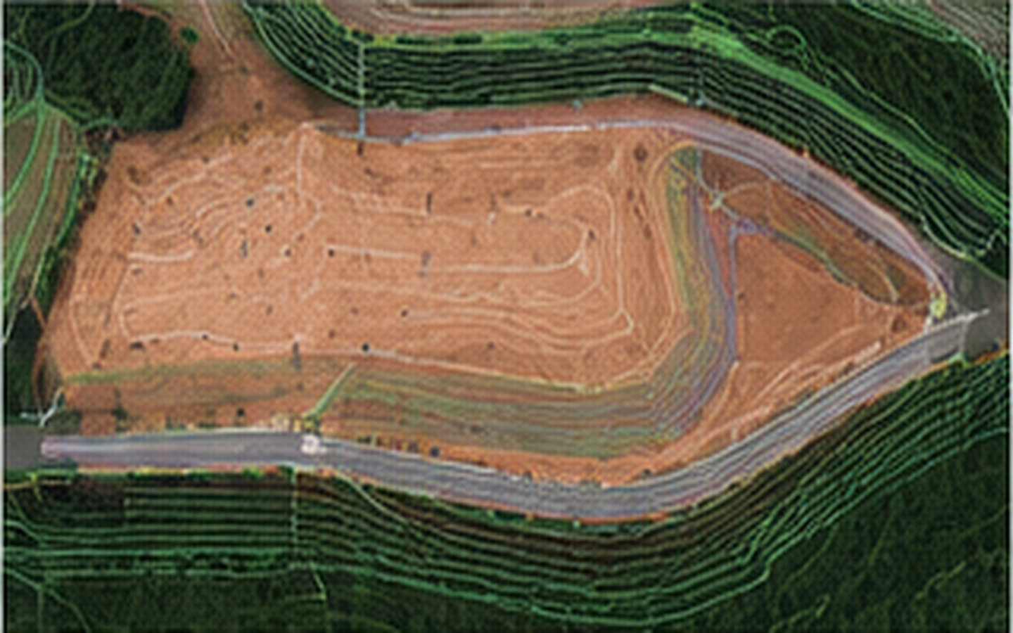 Vista aérea de grande área em terraplenagem com plataformas, taludes e acessos